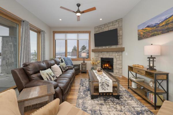 A la foto es mostra l'objecte Elk Creek D102 private hot tub situat a la ciutat de Fraser.