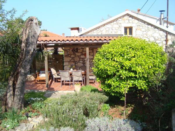 A la foto es mostra l'objecte Lovely Stone Cottage Pomer situat a la ciutat de Pomer.