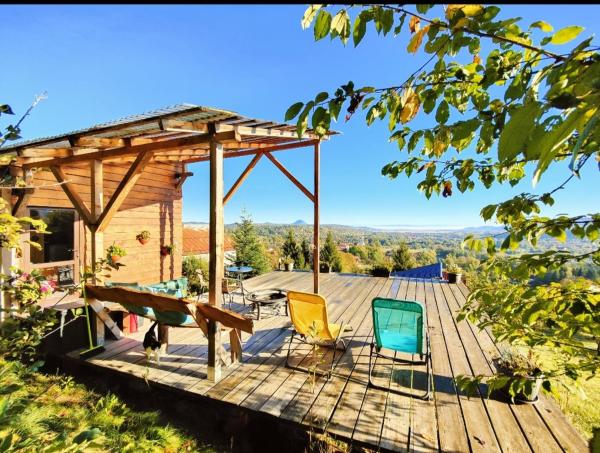 Na zdjęciu widoczny jest obiekt Tiny House Retreat Bran położony w mieście Bran.