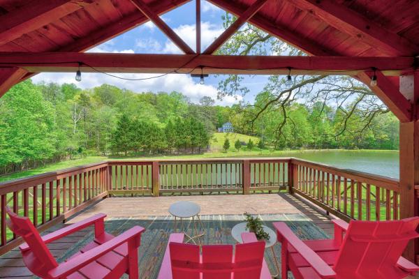 A la foto es mostra l'objecte Lake Views Hot Tub Fire Pit 6bed situat a la ciutat de Morganton.