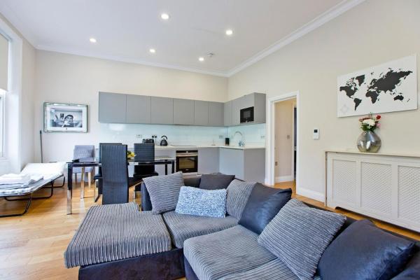 Фотография 2: Chic & Trendy 1BR Flat in Prime Location