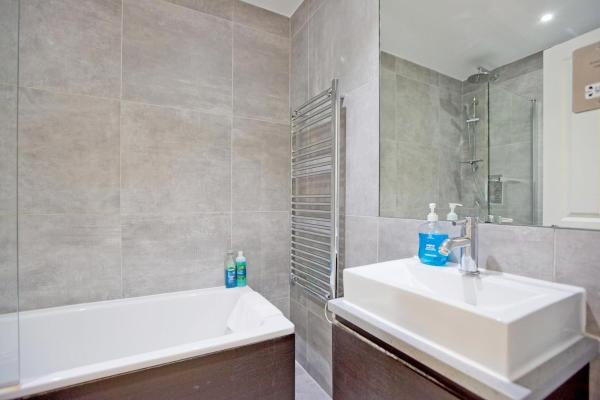 Фотография 3: Chic & Trendy 1BR Flat in Prime Location