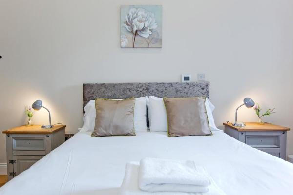 Фотография 8: Chic & Trendy 1BR Flat in Prime Location