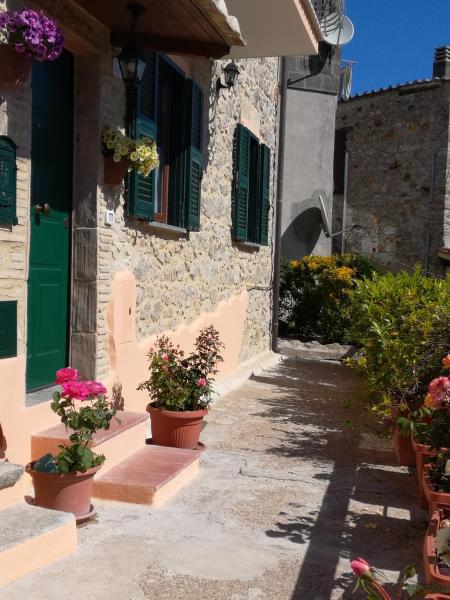 På billedet ses objektet La luce dell'est beliggende i byen Tolfa.