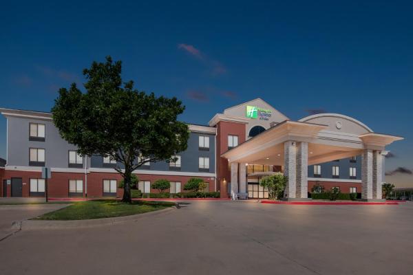 Na fotografii je vidět objekt Holiday Inn Express & Suites Perry by IHG nacházející se ve městě Perry.