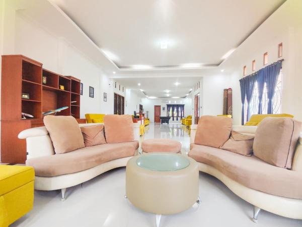 På bildet vises objektet Palma Family Hall I Open concept house with swimming pool, karaoke & billiard near Klaten Town Squere som ligger i byen Kuwoso.