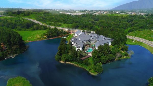 写真にはCimalati市にあるLido Lake Resort by MNC Hotelが写っています。
