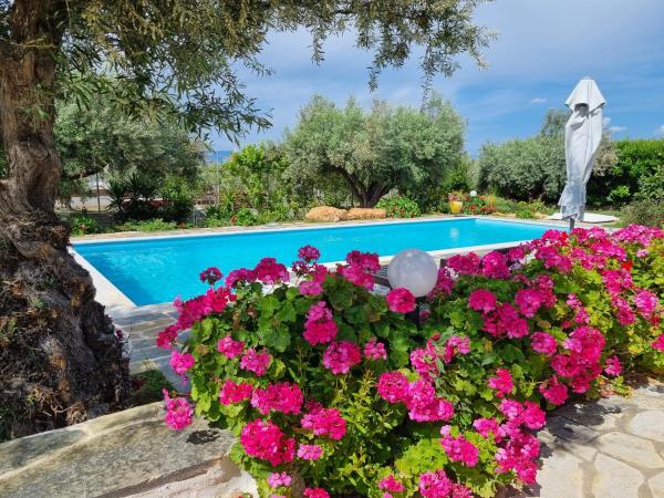 The photo shows the Beach Villa Claire located in the city of Loukísia.