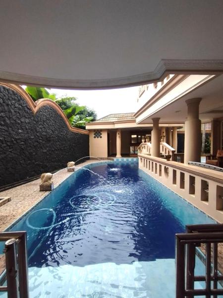 La photo montre l'objet Vila Princess Sentul Privatepool 5 bedroom,5bathroom, Tenis meja, billiard situé dans la ville de Gadok 1.