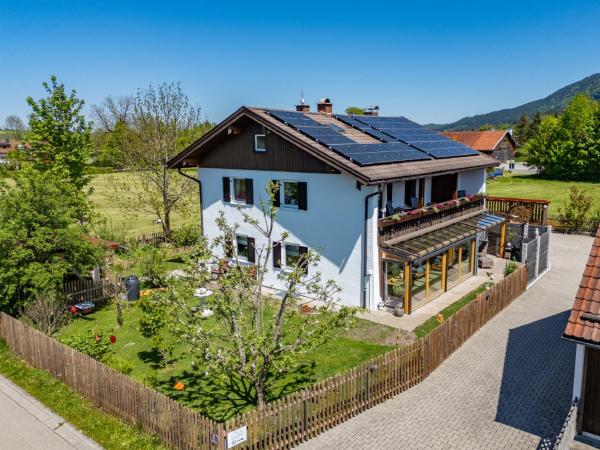 Na zdjęciu widoczny jest obiekt Haus Bischoff 2 położony w mieście Halblech.