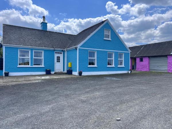 The photo shows the Cheerful countryside cottage located in the city of Mullagh.