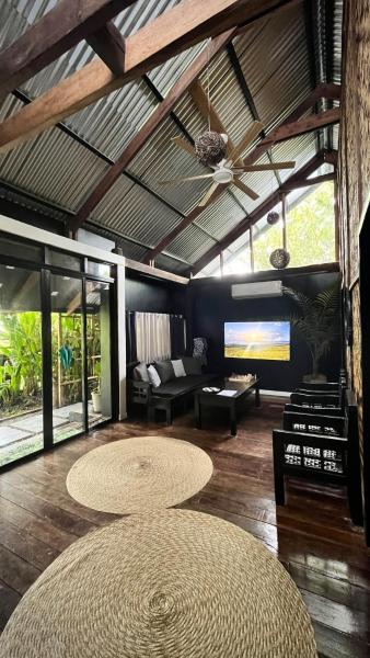 En la foto se muestra el objeto Ying Yang House Catangnan ubicado en la ciudad de Cabitoonan.