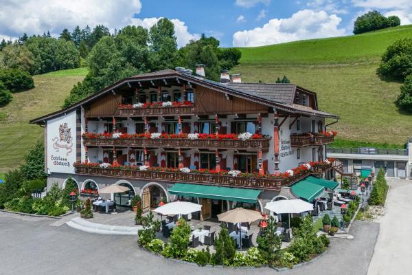 Na zdjęciu widoczny jest obiekt Hotel Edelweiss położony w mieście Braies.