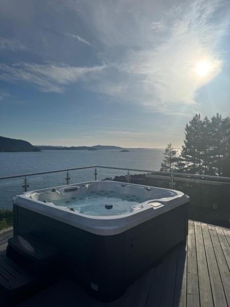 På bildet vises objektet The Pulpit Rock Villa with sea view & jakuzzi som ligger i byen Strand.