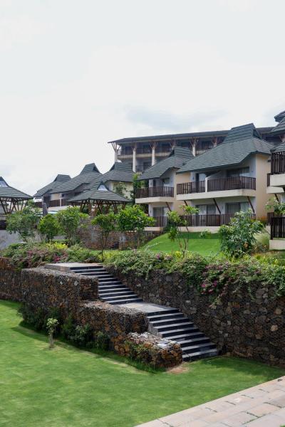 The photo shows the Radisson Resort Hatgad Saputara located in the city of Vani.