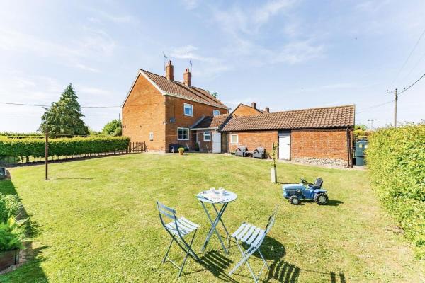 På billedet ses objektet No 3 , Sparham Hall - Norfolk Cottage Agency beliggende i byen Necton.