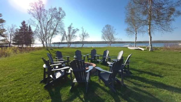 Kuvassa näkyy kohde Summerside Cape on Crooked Lake ---Waterfront-Sunsets-Sleeps 12, joka sijaitsee kaupungissa Oden.