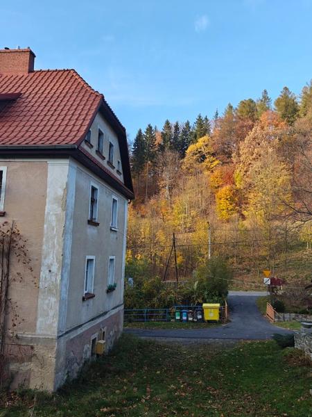 Kuvassa näkyy kohde BAZA WYPADOWA 5km na Wielką Sowę! Przy strumyku z wyposażoną kuchnią, joka sijaitsee kaupungissa Walim.