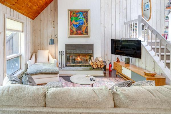 Фотография 1: Ski, Hike & More: Year-Round Gem in Windham