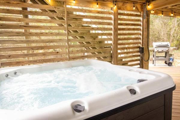 A la foto es mostra l'objecte Pool Hot Tub Beach Gear included situat a la ciutat de Corolla.