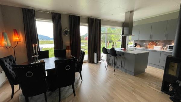 Op de foto is het object Strandhus i idylliske omgivelser te zien, gelegen in de stad Skalle.