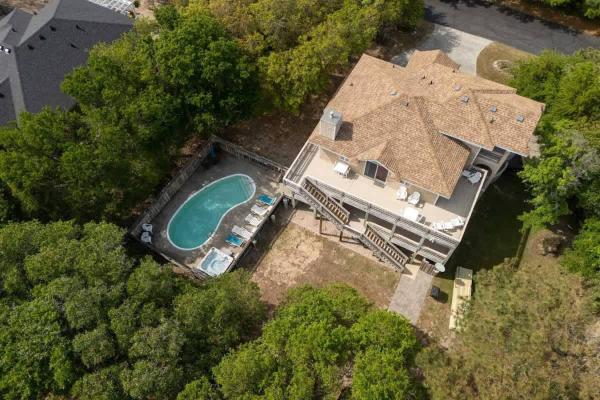A la foto es mostra l'objecte Stylish Home with Pool Hot Tub & Walk to Beach situat a la ciutat de Duck.