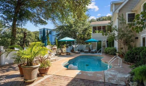 A la foto es mostra l'objecte 5Min Walk to Beach & Saltwater Pool situat a la ciutat de Duck.