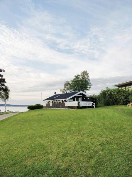 En la foto se muestra el objeto Holiday Home With Fjord Views In Hjarbæk ubicado en la ciudad de Løgstrup.