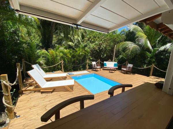 A la foto es mostra l'objecte La Selva Maison en bois et sa piscine privée situat a la ciutat de Fouché.