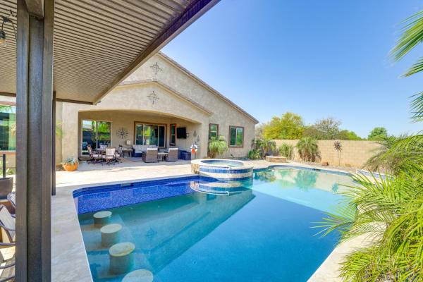 A la foto es mostra l'objecte Swim-Up Bar and Putting Green Goodyear Getaway! situat a la ciutat de Goodyear.