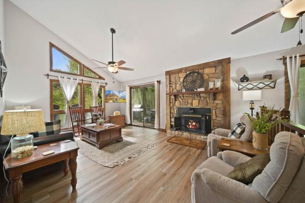 A la foto es mostra l'objecte Riverside Mountain Retreat situat a la ciutat de Boone.