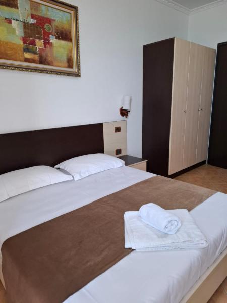 Na fotografii je vidět objekt Artenisi's Sea Side Rooms nacházející se ve městě Durrës.