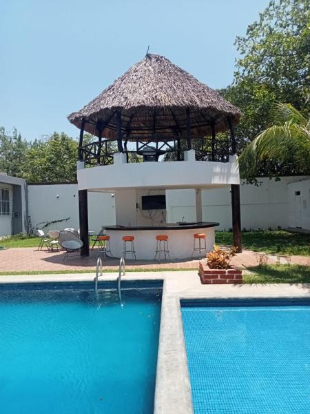 照片显示了位于Puerto Arista市的White House物件。