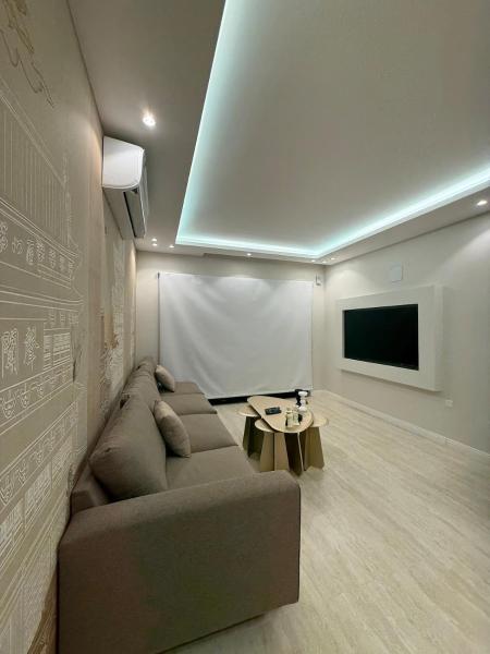 A la foto es mostra l'objecte Luxury room and salon in Al Aqeeq situat a la ciutat de Riad.