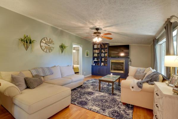 A la foto es mostra l'objecte Noteworthy Cabin Grill, Walk to Beaver Lake! situat a la ciutat de Rogers.