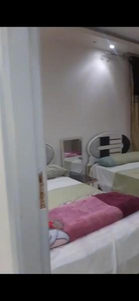 A la foto es mostra l'objecte شقه سكن عائلى situat a la ciutat de Banhā.