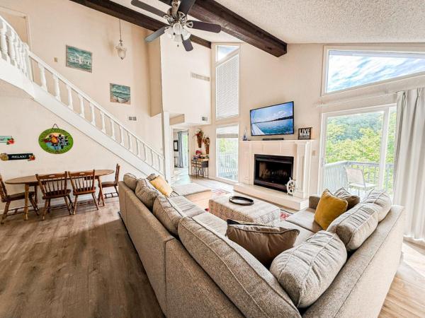 A la foto es mostra l'objecte Margaritaville-4bed5bathdecksgrill-16pp situat a la ciutat de Osage Beach.
