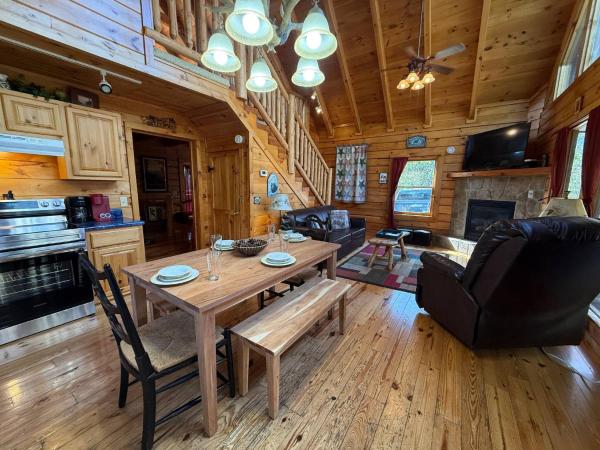 Na zdjęciu widoczny jest obiekt Bearadise Romantic Swing MtnViews*Hottub Easy Road położony w mieście Williamsburg.