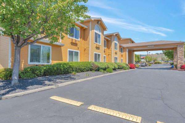 Na fotografii je vidět objekt Quality Inn near Six Flags Discovery Kingdom-Napa Valley nacházející se ve městě Vallejo.