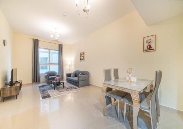 Na zdjęciu widoczny jest obiekt The Silent Balcony JVC Stay położony w mieście Dubaj.