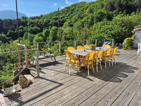 A la foto es mostra l'objecte grande terrasse avec vue entre méditerranée et pays cathare situat a la ciutat de Cailla.