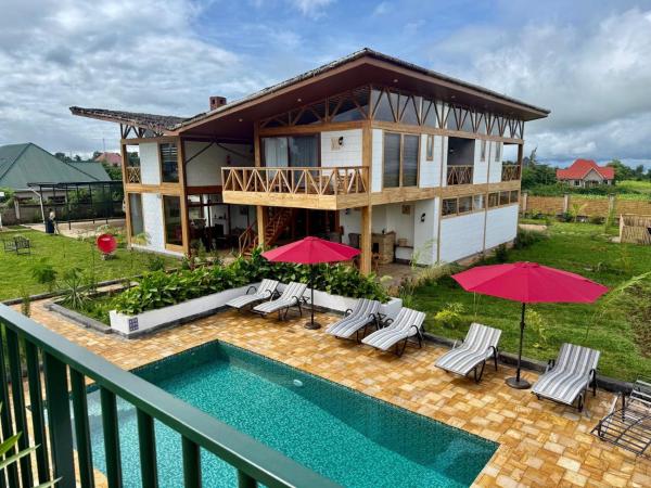 The photo shows the Moyoni Africa Lodge & Tours located in the city of Themi.