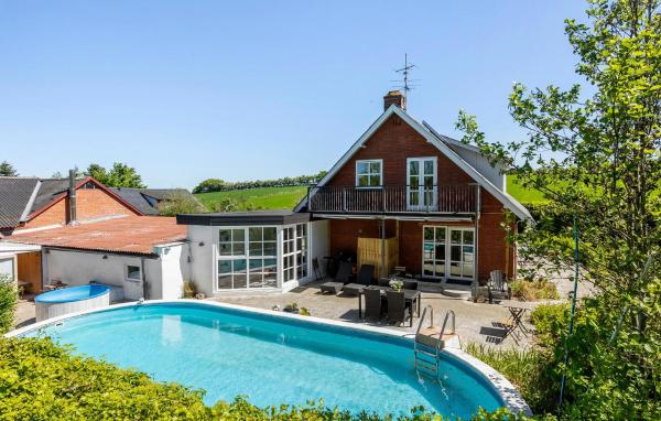A la foto es mostra l'objecte Beautiful Home In Nibe With Sauna situat a la ciutat de Borup.