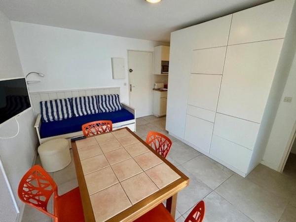 Na fotografii je vidět objekt Appartement T2 à Royan, 4 pers., proche plage et commerces, parking, balcon, confortable et équipé - FR-1-494-60 nacházející se ve městě Royan.