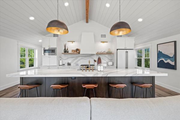 Na fotografii je vidět objekt Designer Home w/ Lake Views+Walk to Downtown&Beach nacházející se ve městě Pewaukee.