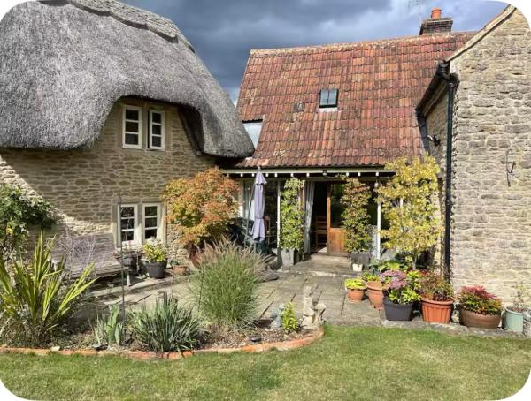 A la foto es mostra l'objecte Thatch Cottage B&B situat a la ciutat de Beanacre.