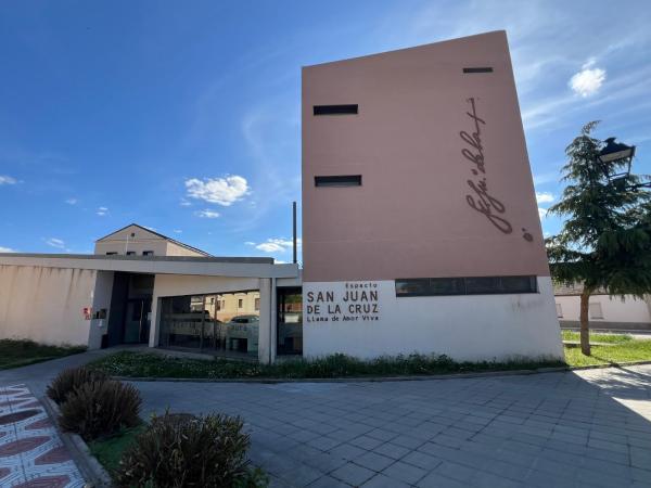 A la foto es mostra l'objecte Espacio San Juan de la Cruz situat a la ciutat de Rágama.
