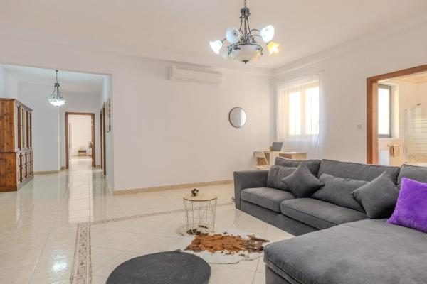 A la foto es mostra l'objecte balluta mansions situat a la ciutat de Sliema.