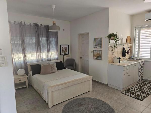 A la foto es mostra l'objecte Ornat's B&B situat a la ciutat de Kefar Hess.