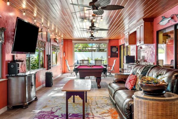Na fotografii je vidět objekt HeatedPool, GameRoom, Pool Table & Darts, Fenced Yard nacházející se ve městě Naples.